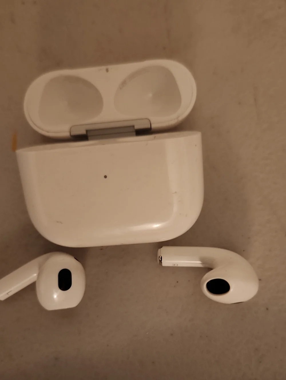 Wireless APPLE 3RD GENERATIONTrue Bluetooth Earbuds with Charging Case - White